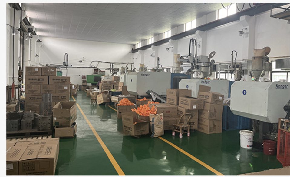 Custom spray bottle production line — wholesale manufacturing at Desiky factory